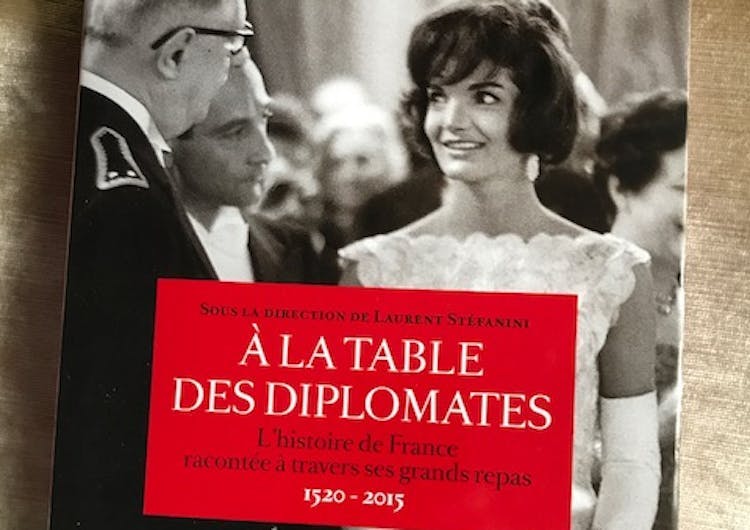 A la table des diplomates - le livre de Laurent Stefanini